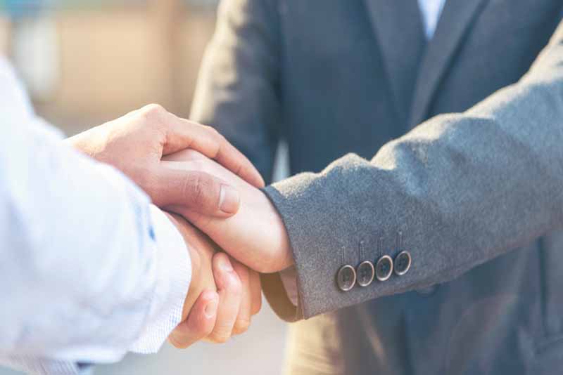top rated Los Angeles wrongful death lawyers lawyer shaking hands with client